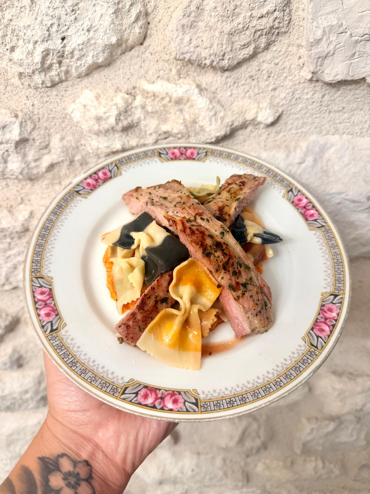 Échine de porc marinée, purée de poivron et feta, pâtes fraîches