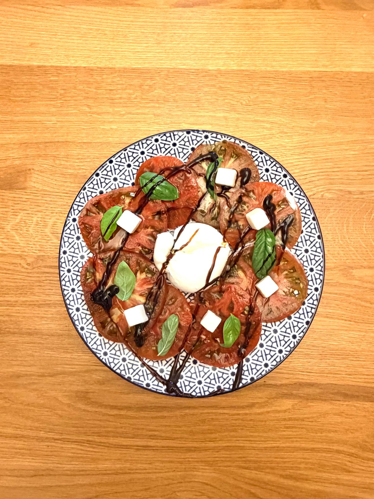 Tomates anciennes, dés de chèvre frais et burrata des Pouilles
